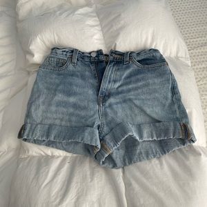 BDG HIGH RISE MOM SHORTS SIZE 26